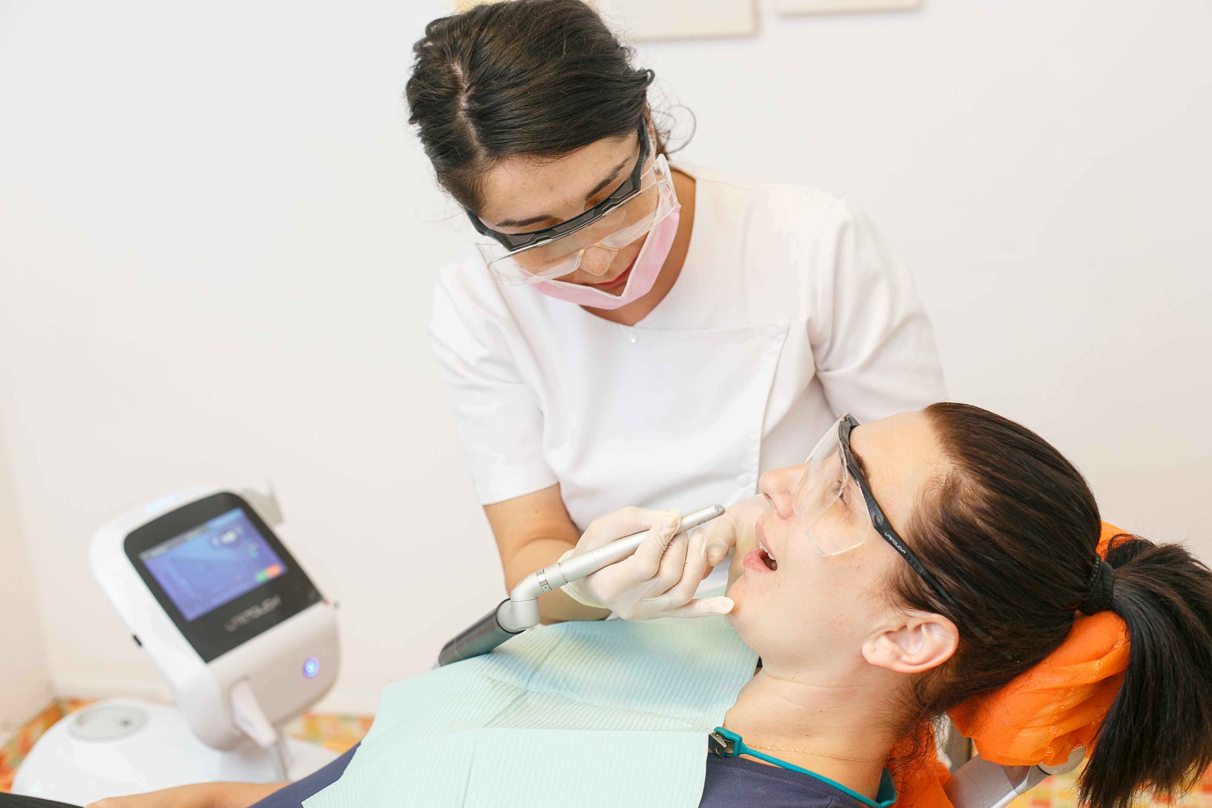 Tratament dentar laser fără durere la Atelierul de Zâmbete